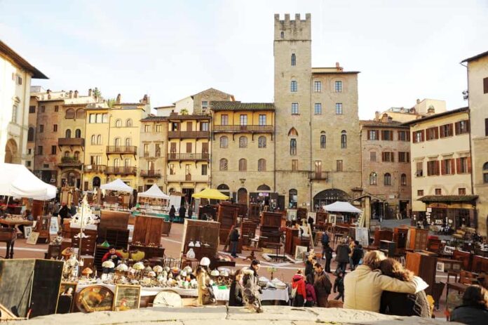 Fiera Antiquaria di Arezzo - ph Daenerys stark wikipedia Fiera Antiquaria di Arezzo