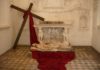 PADULA. ‘‘Certosa & Passione’’: PROLUNGATA FINO A PASQUA L’INSTALLAZIONE DI ARTE ANTICA E CONTEMPORANEA Images Public Dps News Copyrightsoprbapsaav Installazionedicristomortonellacappelladeimorti 725548