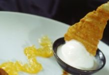 Tatin di albicocche con gelato e parmigiano Tatin di albicocche con gelato e parmigiano