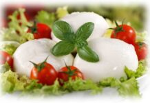 Campania ricette. Antipasti: tartine di Mozzarella di Bufala Campana Mozzarella di Bufala campana