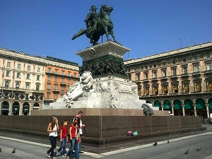MILANO STATUA_VIYYORIO_EMANUELE.2