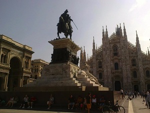 MILANO STATUA_VIYYORIO_EMANUELE.3
