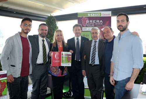 Don Claudio Burgio, Marco Alessandro Bani, Dario Bordet, Eleonora Scaramucci, Dario Corrisio e -ai lati - i ragazzi dell'Accademia di Brera