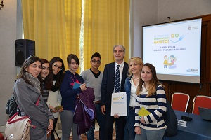 La Prof.ssa Ughetta Lacatena con alcuni alunni della Scuola Media T.Grossi di Milano
