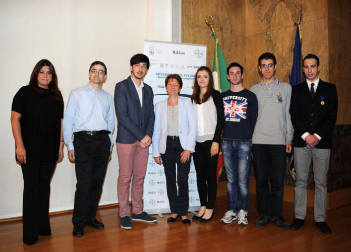 I 4 relatori con la moderatrice Irene Pomero ed i ragazzi delle scuole superiori