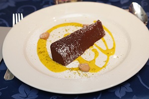 4. SEMIFREDDO DI NATALE IN SALSA AL PISTACCHIO E MANDANDORLE GLASSATE