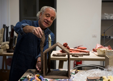 Momenti Della Produzione Di Arcangelo Presso Officine Saffi Lab Foto Alessandra Vinci Officine Saffi Momenti della produzione di Arcangelo presso Officine Saffi Lab Foto Alessandra Vinci Officine Saffi