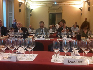 Sala della degustazione dei vini premiati Sala della degustazione dei vini premiati r