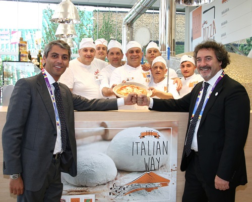 I Due Imprenditori Giuseppe Esposito E Vincenzo Borrelli Con Lo Staff Dei Pizzaioli Di Ecco Pizzapasta i due imprenditori Giuseppe Esposito e Vincenzo Borrelli con lo staff dei pizzaioli di Ecco PizzaPasta