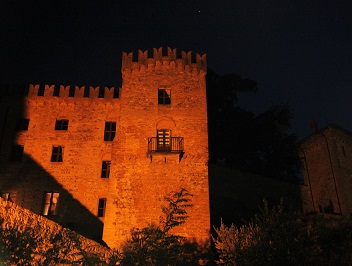 Castelli-Ducato-Parma-Piacenza-Tabiano-relais-torre-notturno Dormire