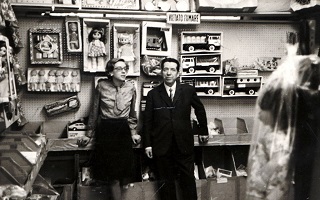 via Olmetto anni 60 Maria Teresa Dalavecuras con il padre Evangelo