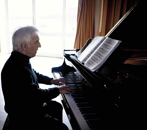 Vladimir Ashkenazy - Credit Ben Ealovega and Decca 24
