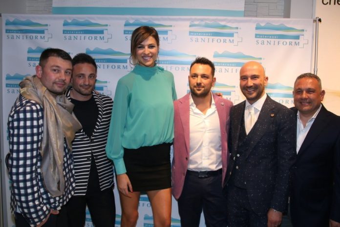 Cristina Chiabotto con i proprietari Saniform