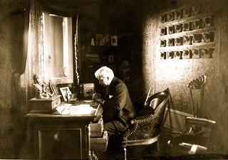 antonio fogazzaro alla scrivania