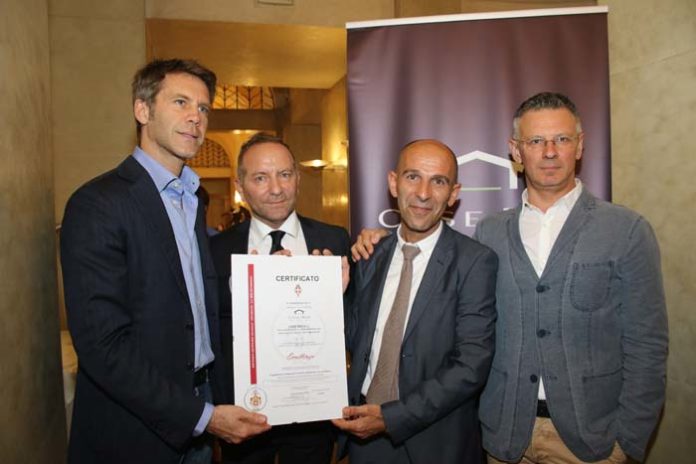 Emanuele Filiberto Consegna Il Certificato "eccellenza" A Case Bio. Da Sinistra: Emanuele Filiberto, Marco Botturi, Gabriele Calabria E Paolo Boni Emanuele Filiberto consegna il certificato "eccellenza" a Case Bio. Da sinistra: Emanuele Filiberto, Marco Botturi, Gabriele Calabria e Paolo Boni