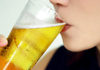 donna che beve birra
