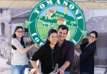 CASEIFICIO TOMASONI SI LANCIA CON IL BIOLOGICO Moreno-Tomasoni-con-le-figlie-Eva-Elena-Laura