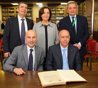 da sinistra: Assessore Del Gobbo accanto al Presidente Alberto Guglielmo; alle loro spalle: dott. Angelo Cordone - Direttore Sanitario, dott.ssa Maurizia Ficarelli – Direttore Amministrativo del Besta, Germano Pellegata - Direttore Generale da sinistra: Assessore Del Gobbo accanto al Presidente Alberto Guglielmo; alle loro spalle: dott. Angelo Cordone - Direttore Sanitario, dott.ssa Maurizia Ficarelli – Direttore Amministrativo del Besta, Germano Pellegata - Direttore Generale