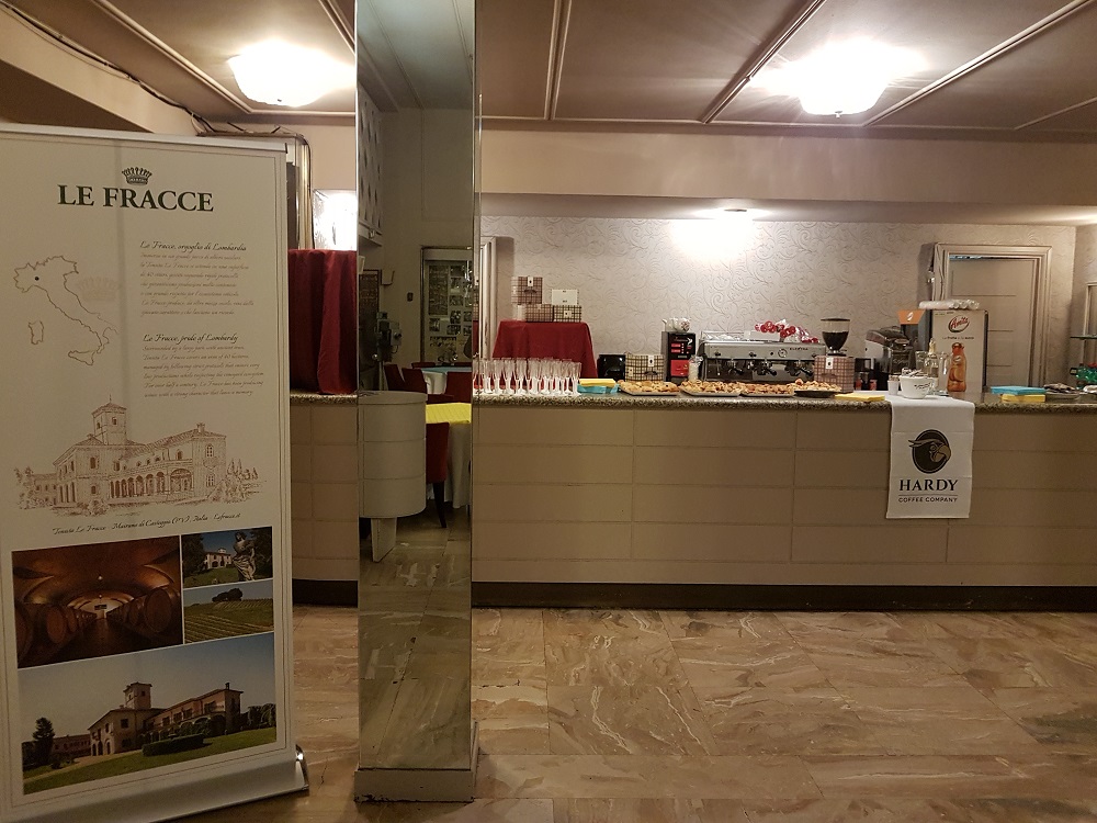 MILANO TEATRO NUOVO in SAN BABILA nel  Foyer con LE FRACCE - CAFFE HARDY - FORMAGGI ROVAGNATI