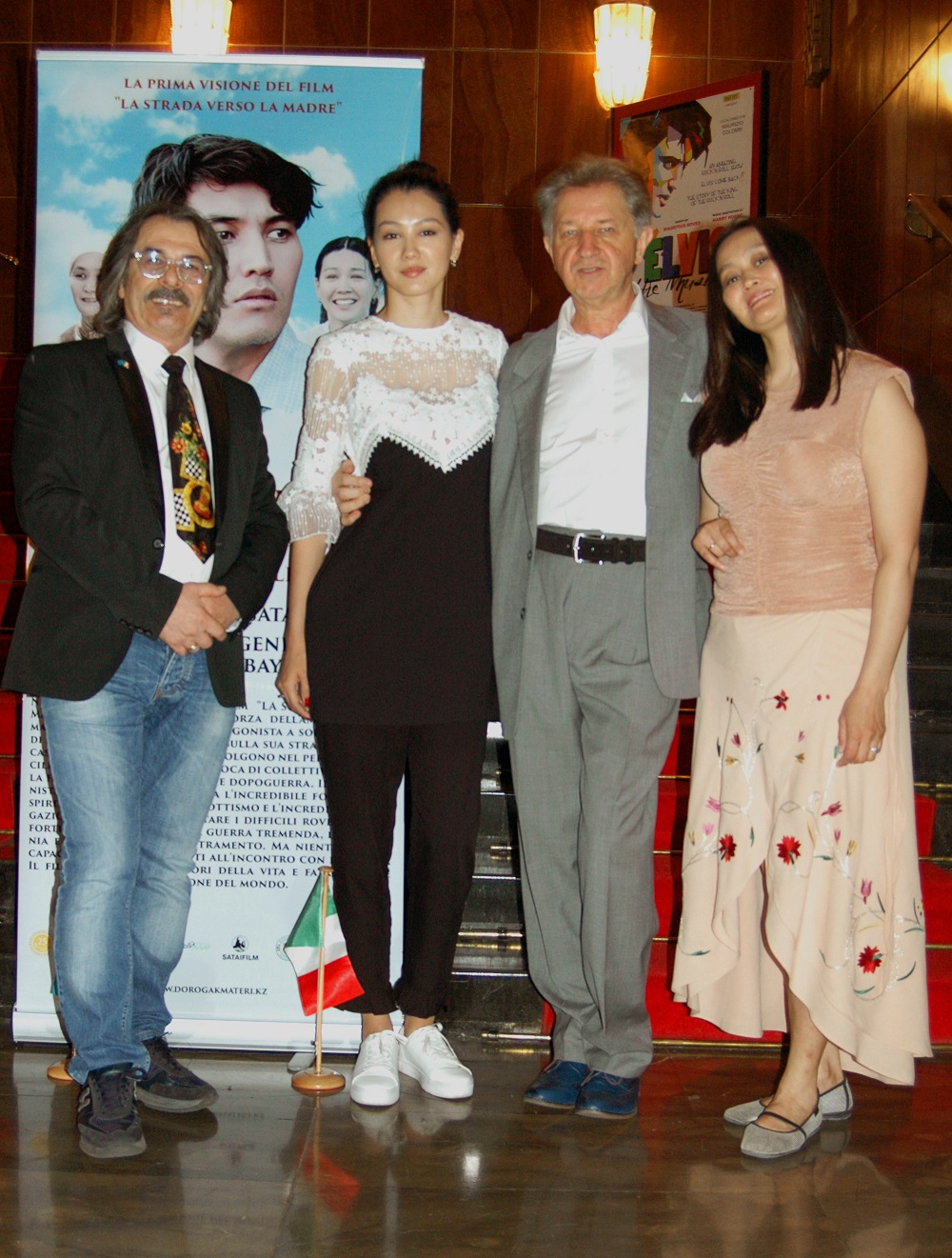 Milano  TEATRO NUOVO  le attrici del  Film LASTRADA VERSO LA MADRE