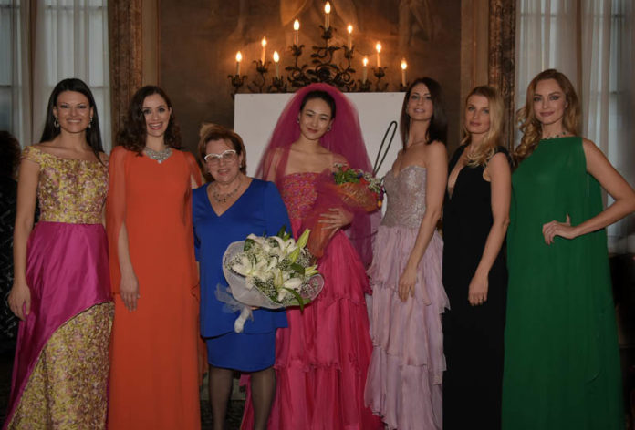 Angela al termine della sfilata P-E 17 circondata dalle sue mannequin