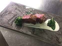 Manzo di Kobe cotto al sale con crema di capra nostrana