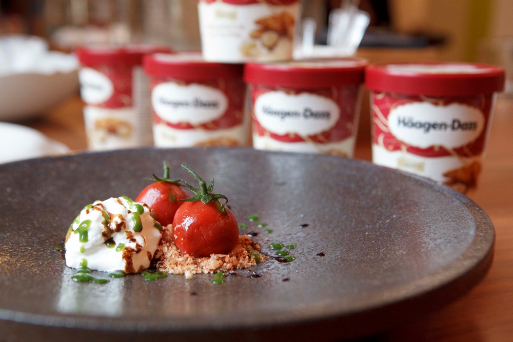 ILLUSIONE DI POMODORINO ALLA FRAGOLA CON SPUMA DI BURRATA E BASILICO FRESCO ILLUSIONE DI POMODORINO ALLA FRAGOLA CON SPUMA DI BURRATA E BASILICO FRESCO