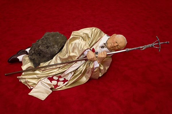 1999 Maurizio Cattelan La Nona Ora Palazzo Reale Sala Delle Cariatidi Milano 2010 Photo Zeno Zotti 1999 -Maurizio Cattelan La Nona Ora - Palazzo Reale Sala delle Cariatidi Milano 2010 - photo Zeno Zotti
