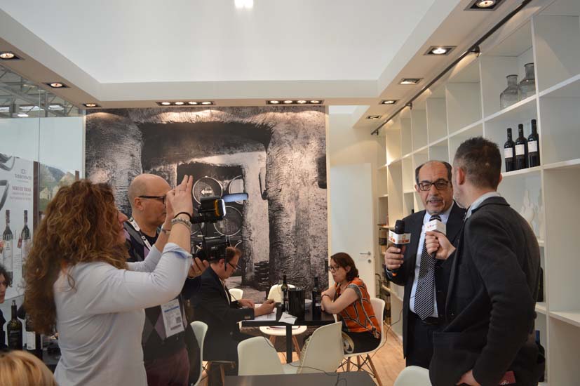 Aattimi di degustazione Vinitaly CANTINE SANDONACI wsandonaci-videointervista1