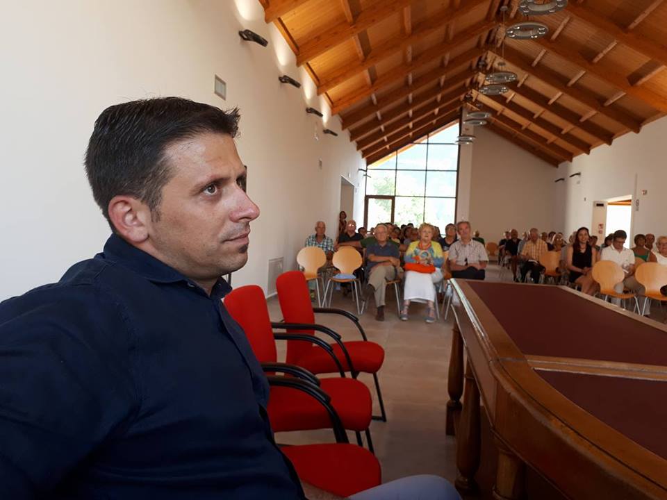 Aula consiliare di Navelli 4-il pubblico nellAula consiliare di Navelli