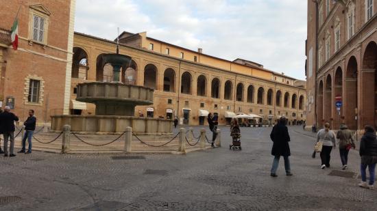 FABRIANO Ppiuazza centrale