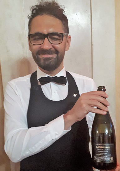 Un esperto sommelier mostra il suo lambrusco preferito