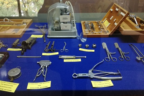 vecchi attrezzi medici presso centro maraini