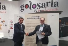 Il ministro Gian Marco Centinaio con Paolo Massobrio dopo la firma del Manifesto della Bottega Italiana