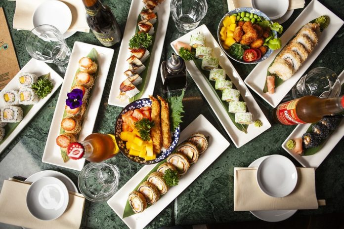 01 Un tavolo assortito da Balada Sushi credits Francesco Mion