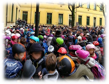 Milano Bambini A Scuola Con Il Casco Milano bambini a scuola con il casco