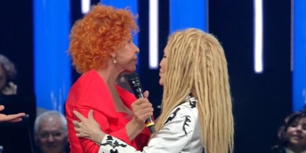 Ornella Vanoni abbraccia Patty Pravo