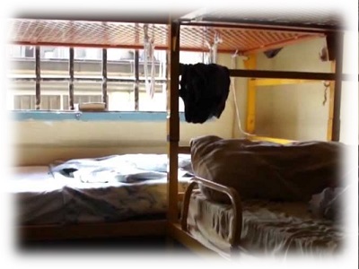 Vivere uno sopra laltro in una cella