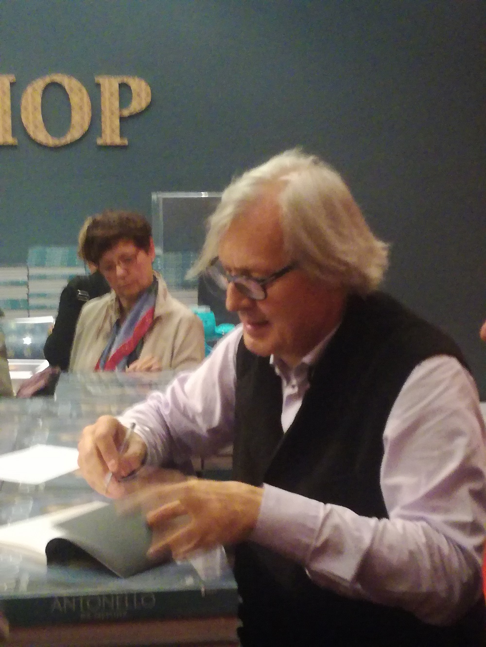 VITTORIO SGARBI  autografa il suo libro