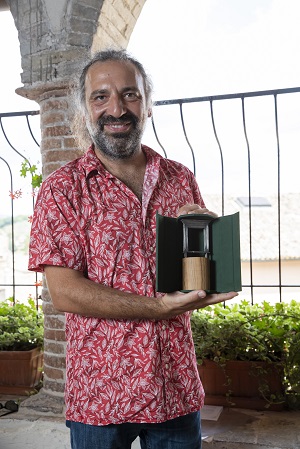 Stefano Bollani con il Premio Una Finestra sui 2 Mondi  Kim Mariani r