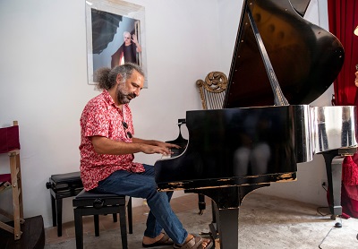 Stefano Bollani suona il pianoforte del Maestro Menotti Kim Mariani r