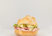 RICETTE DA SPIAGGIA. SALUMI E PANE UN’IDEA VINCENTE rosetta mortadella Bologna ricetta estiva