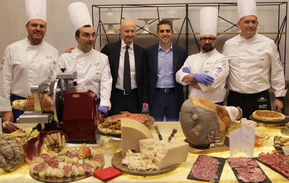 Chef Parma Quality Restaurants Enrico Bergonzi Cristiano Casa e il Sindaco Federico Pizzarott Chef Parma Quality Restaurants Enrico Bergonzi Cristiano Casa e il Sindaco Federico Pizzarott