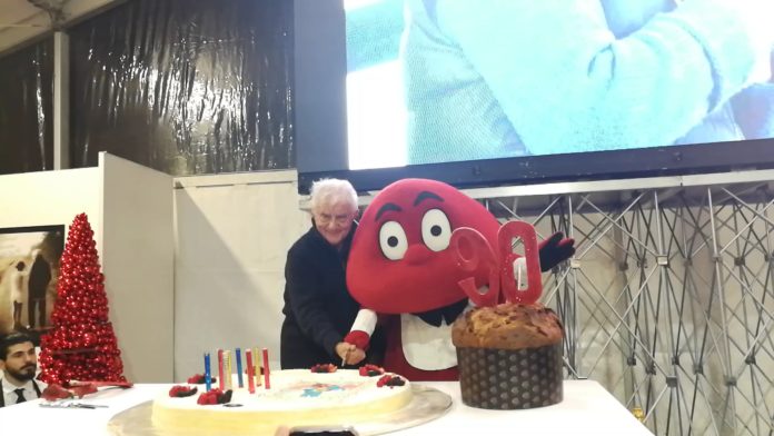 Taglio della torta dei 90 anni di Don Mazzi con Gabibbo