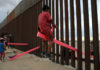 FORTE DI BARD – VALLE D’AOSTA. MOSTRA PHOTOANSA 3- LUIS TORRES 28 luglio Ciudad Juarez Messico. Bambini giocano sulle altalene installate dal designer californiano Ronald Rael tra le sbarre del muro che divide US-MX