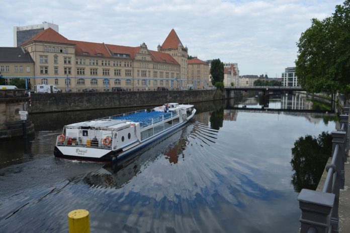 Berlino Fiume Spre Traghetto