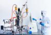 Vaccino Coronavirus: Solaris continua il supporto all’istituto MIGAL Bioreactor Solaris Genesis with researcher