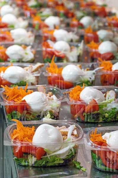 Ensaladas para sanitarios con burrata donada por Garda EnsaladasparasanitariosconburratadonadaporGarda