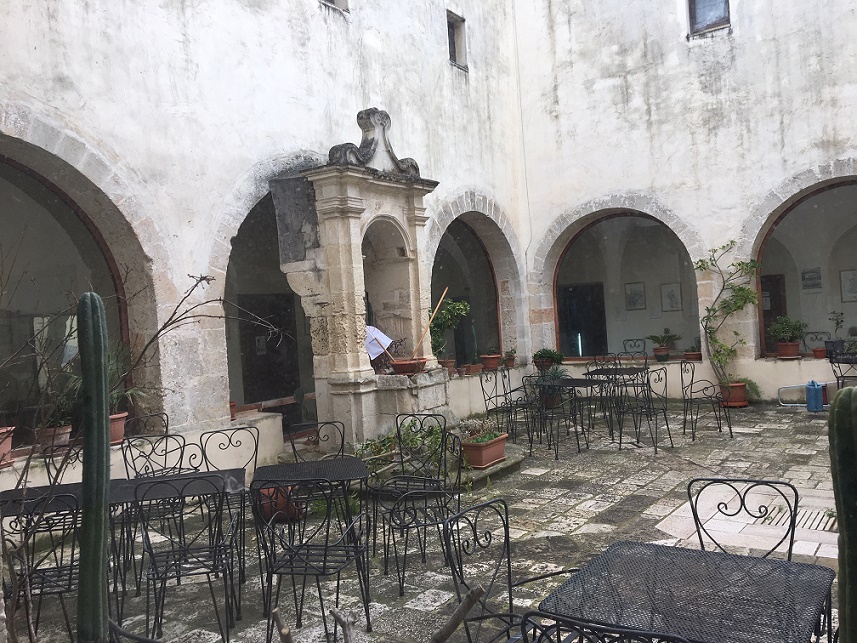 Chiostro del Convento dei Cappuccini a Mesagne Monastero del Terzo Millennio ISBEM 3