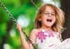 Disturbi visivi nei bambini Bambina In Altalena